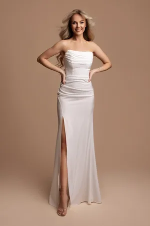 Mia Dresses Bílé přiléhavé šaty s rozparkem