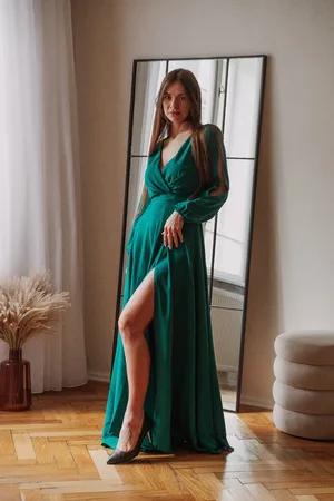 Mia Dresses Smaragdové společenské šaty s rukávy a rozparkem