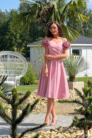 Mia Dresses Starorůžové midi šaty s růžemi