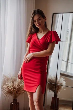 Mia Dresses Červené krátké přiléhavé šaty s volánkovými rukávy