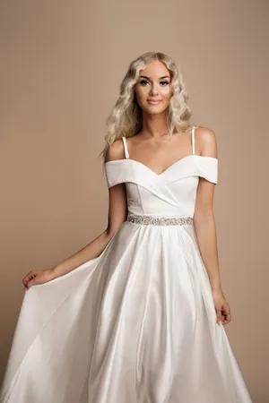 Mia Dresses Bílé lesklé šaty s kamínky