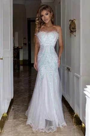 Mia Dresses Bílé flitrované šaty s peříčky