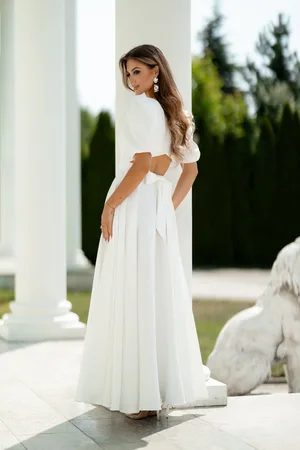 Mia Dresses Bílé společenské šaty s odhalenými zády