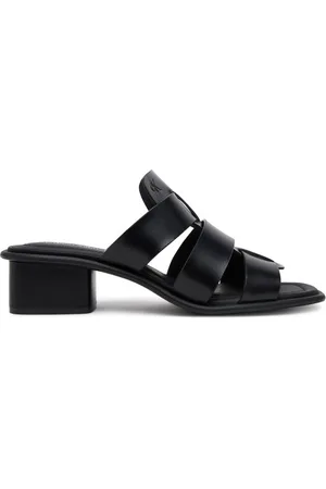 Calvin Klein Nazouváky