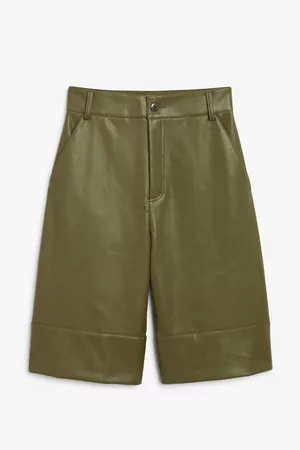 Monki Faux leather bermuda shorts - Green