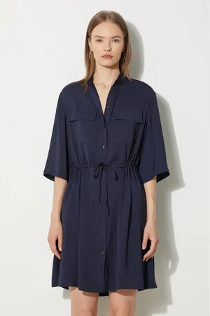Maison Kitsuné Šaty Double Pocket tmavomodrá barva