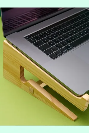 Sinsay Stojan na laptop