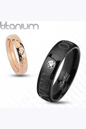 Šperky Eshop Černý prsten z titanu, blýskavý čirý zirkonek, nápis FOREVER LOVE, 6 mm - Velikost: 59