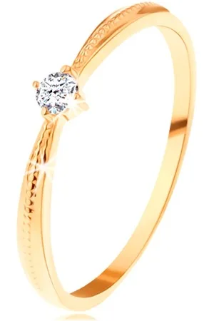 Šperky Eshop Zásnubní prsten ve žlutém 14K zlatě - kulatý čirý zirkon, vroubky na ramenech - Velikost: 49
