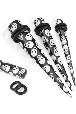 Šperky Eshop Akrylový expander do ucha - bílé lebky na černém podkladu, dvě gumičky - Tloušťka piercingu: 3 mm