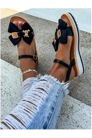 Star Style Čierne sandále so zlatou ozdobou CARSIE+