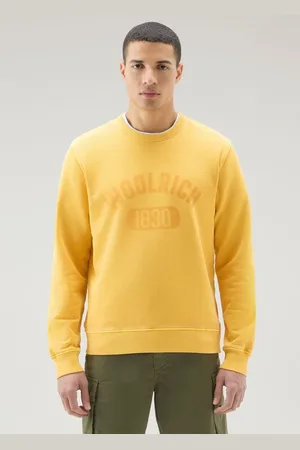 Woolrich Mikina garment dyed logo crewneck golden glow