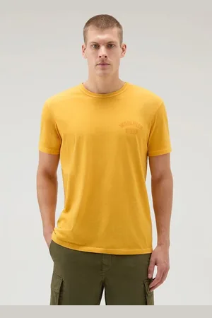 Woolrich Tričko garment dyed logo t-shirt golden glow