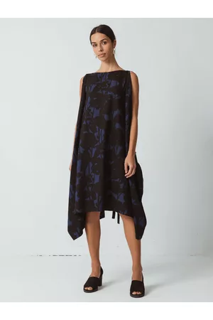 SKFK Modro-černé dámské vzorované asymetrické šaty Habene